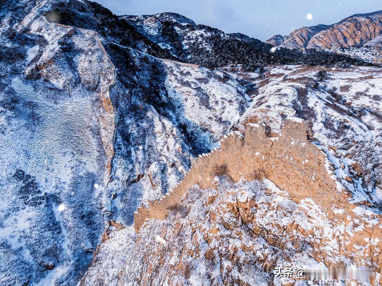 山海关三道关倒挂长城雪景[耶]