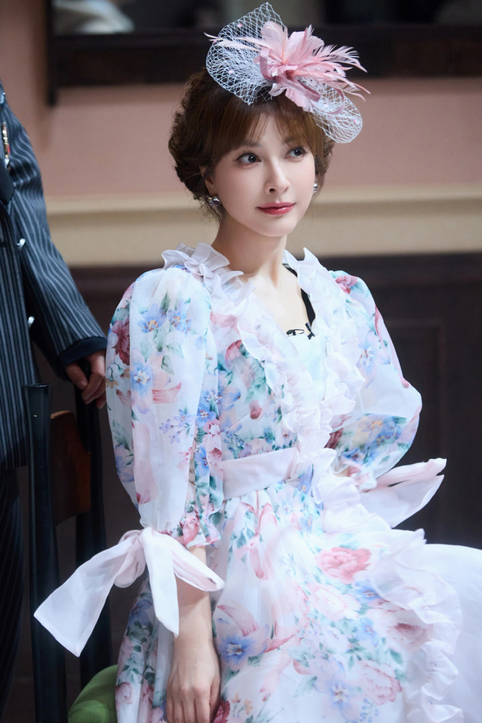 建议送吴昕去拍挂历谁被吴昕大侦探造型美到失语！精致温柔气质绝了，复古又大气，每一