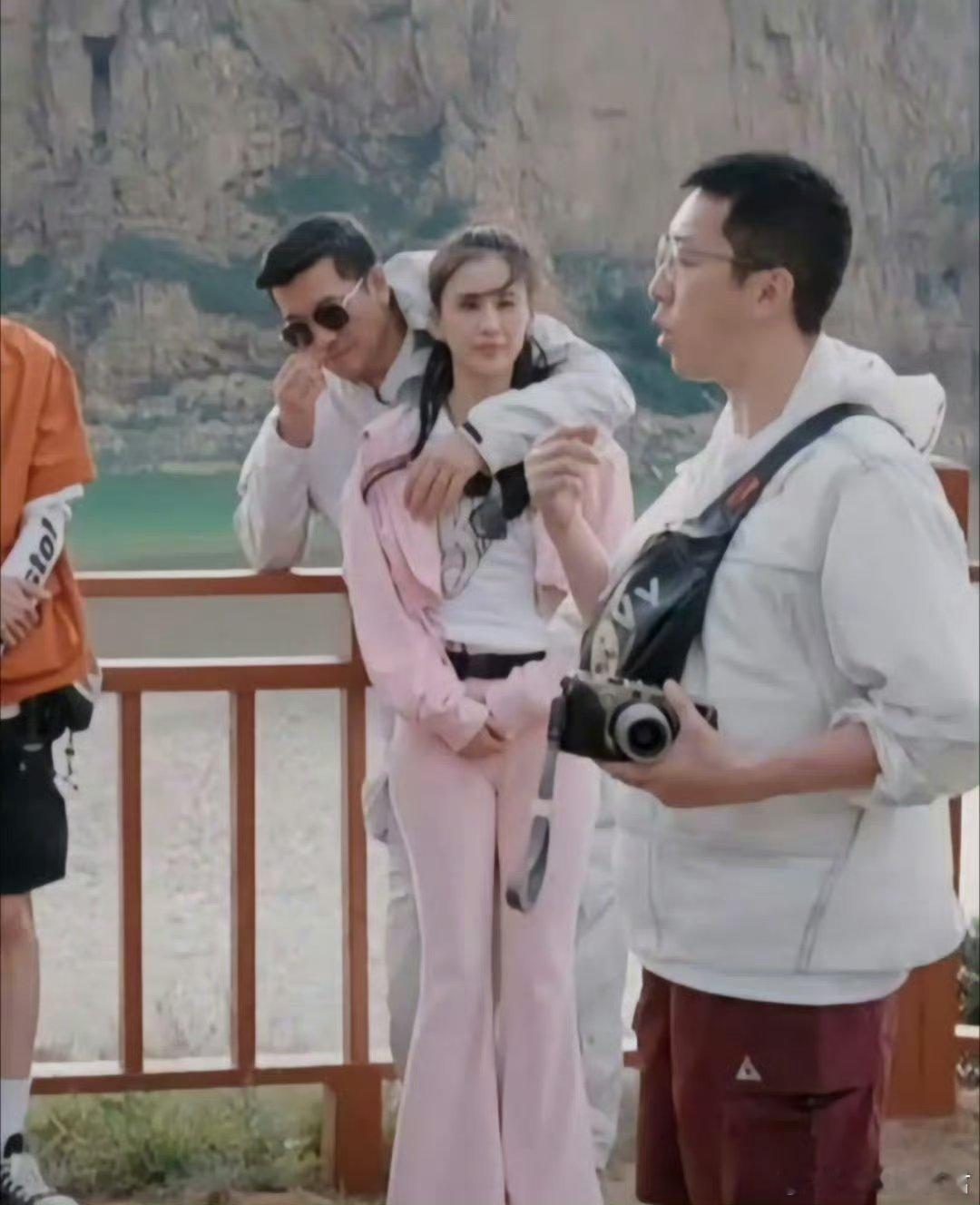杨子像猴似的挂在黄圣依身上  