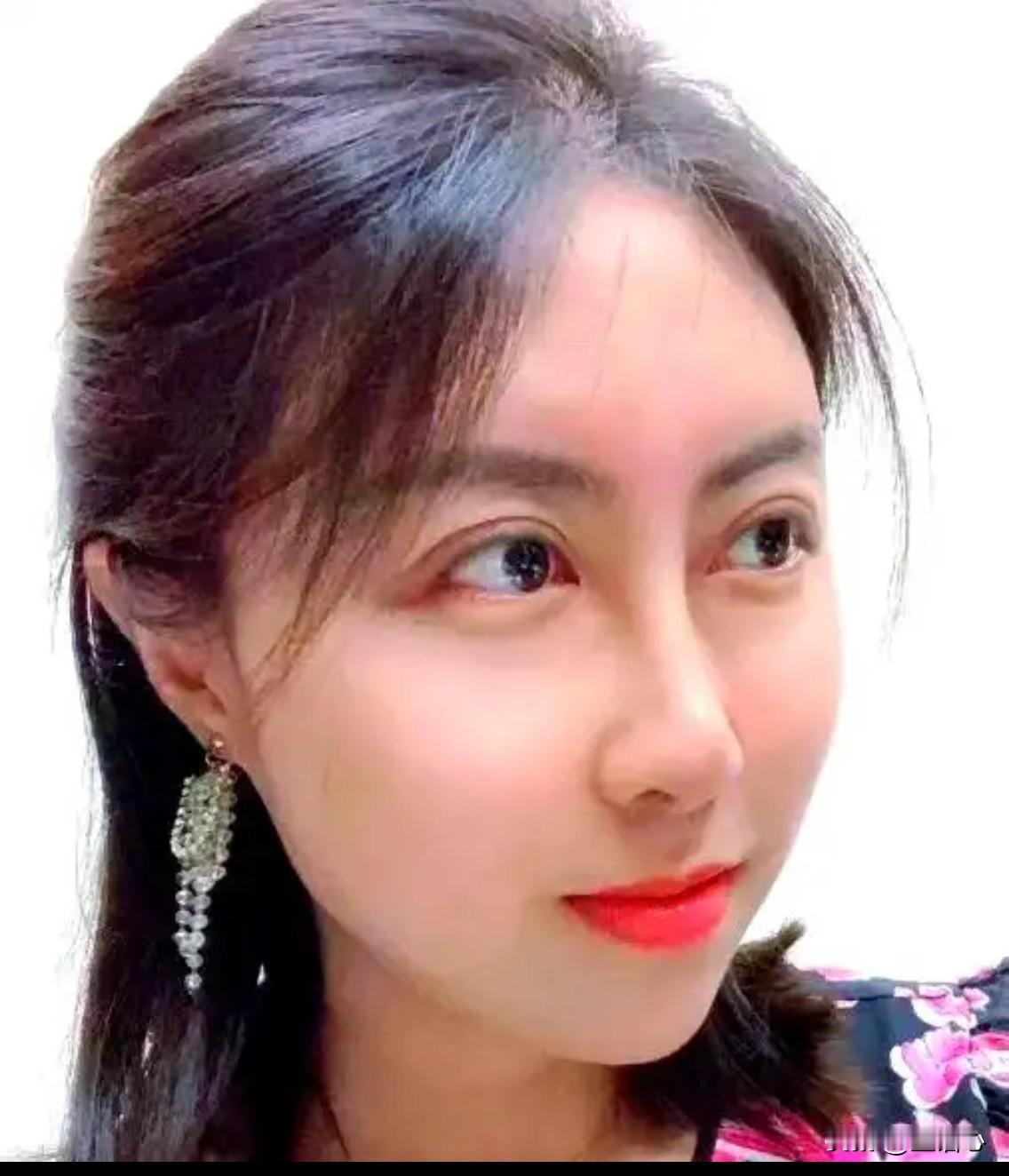 拜读了贾浅浅的一首诗，就像吃了一只苍蝇，不知道贾平凹看了会是什么感受？诗歌不是歌