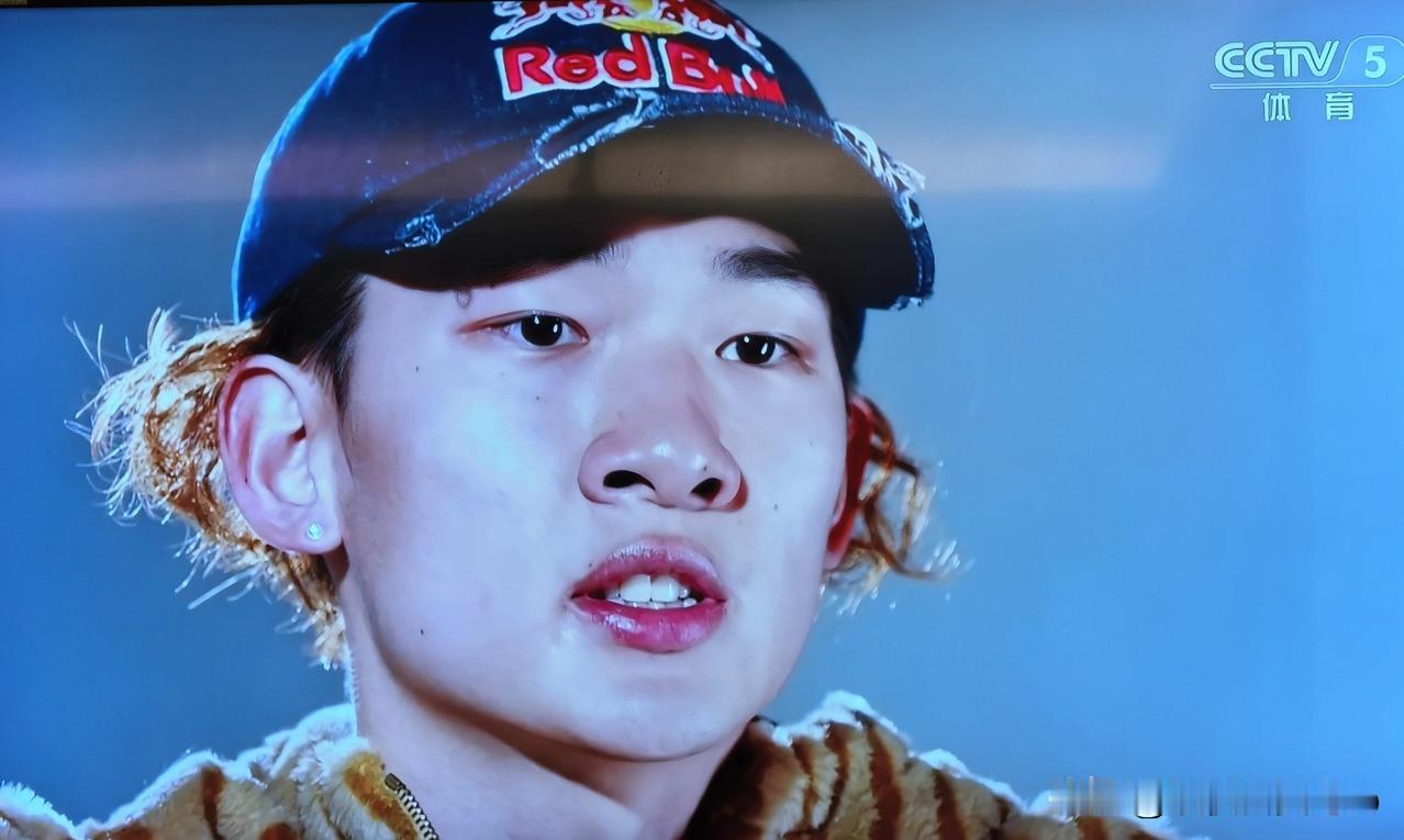 苏翊鸣打着绷带、贴着冰贴、打了止疼针频频参加比赛，只为了获取奥运积分。这是苏翊鸣