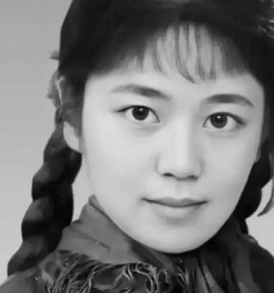 1978年，25岁的代销员王秀英被堵在值班室，采购主任一把将她按在货架上。绝境中