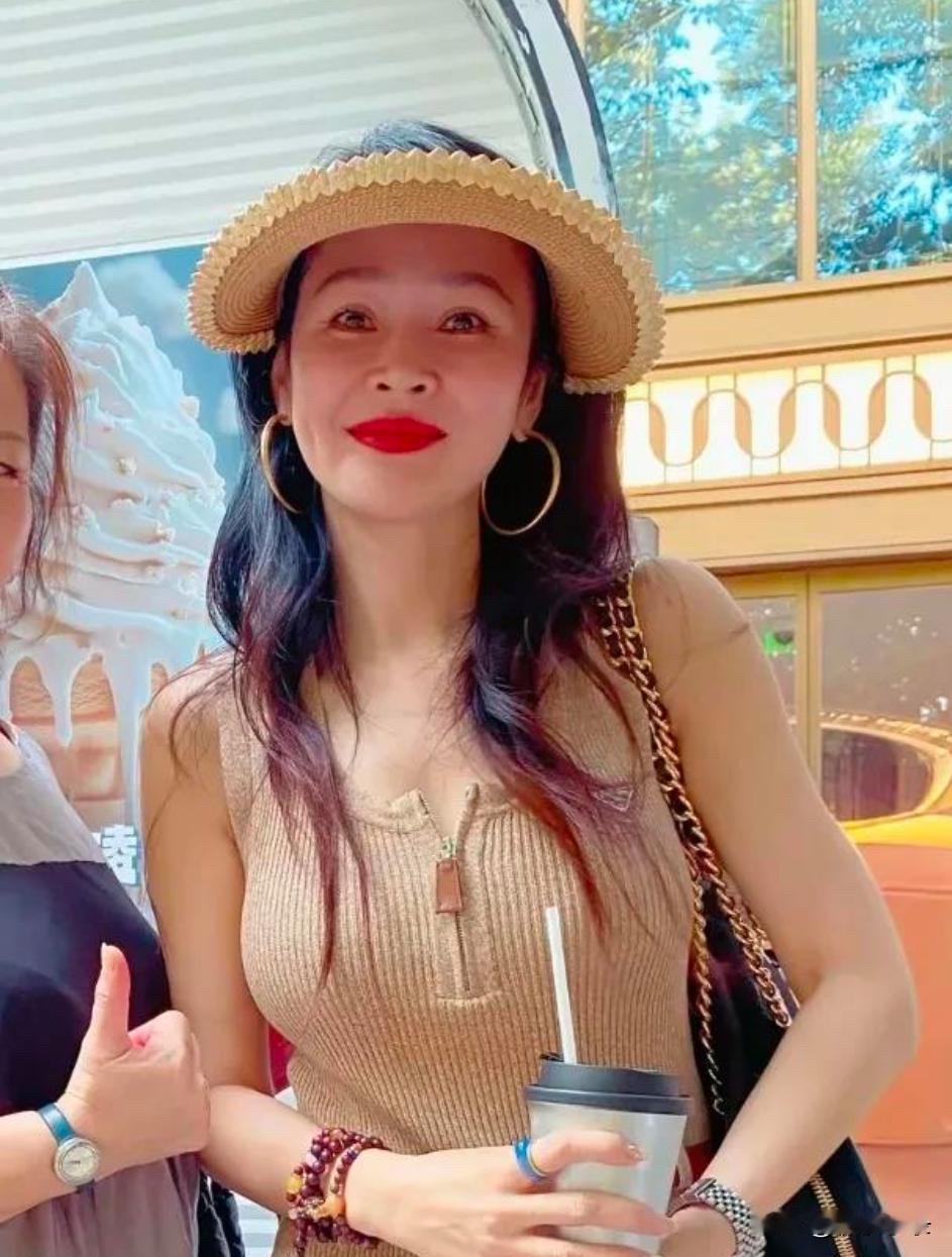 42岁于明加上海被偶遇，身材如20岁火辣，两个女儿跟她一样漂亮！[灵光一闪][灵