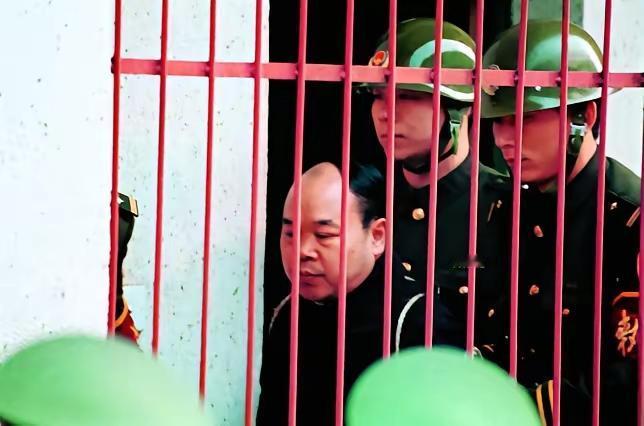 江西省副省长胡长清，因为贪污受贿被判处死刑后，洋相百出，见人便下跪，不停的给自己