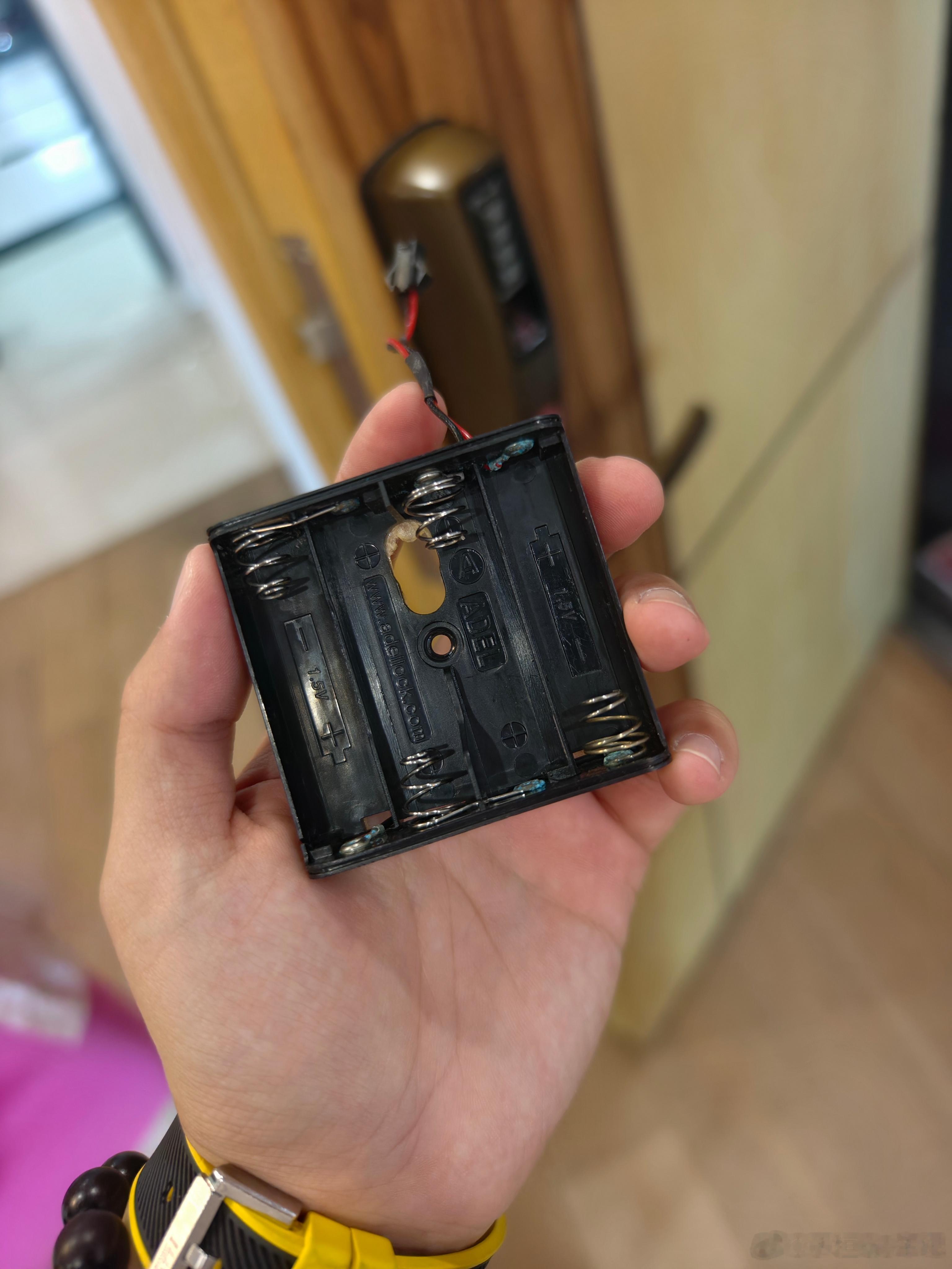 美容店的密码锁接触不灵经常断电如果换整个锁的总成估计得一千多自己掏个电池盒9块钱