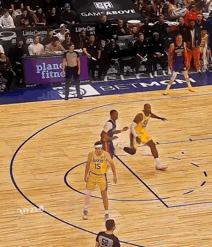 詹姆斯半场一次运球上篮！
令人叹为观止！
各位网友你们觉得老詹这个球怎么样？
看