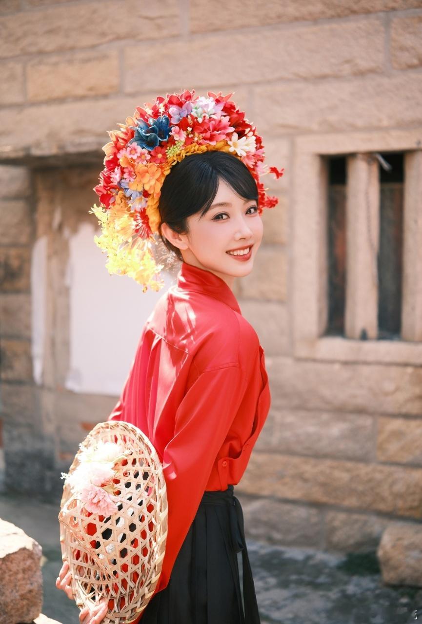 宣璐泉州非遗簪花造型 一朵红花在发间绽放，宣璐的簪花造型与周围的古建筑相映成趣，