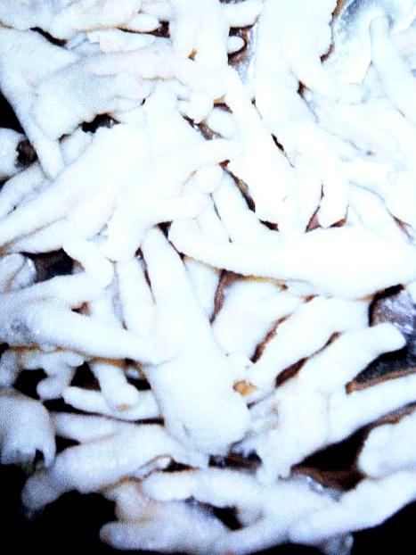 今年315，鸡爪成了重灾区，曝光把人看懵了。
为了卖相和保质期，一些商家往里掺双