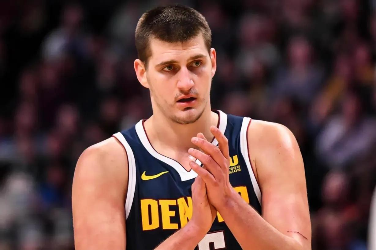 NBA现役球员中，能够单换【尼古拉-约基奇】的男人，仅有以下五位：

1、斯蒂芬