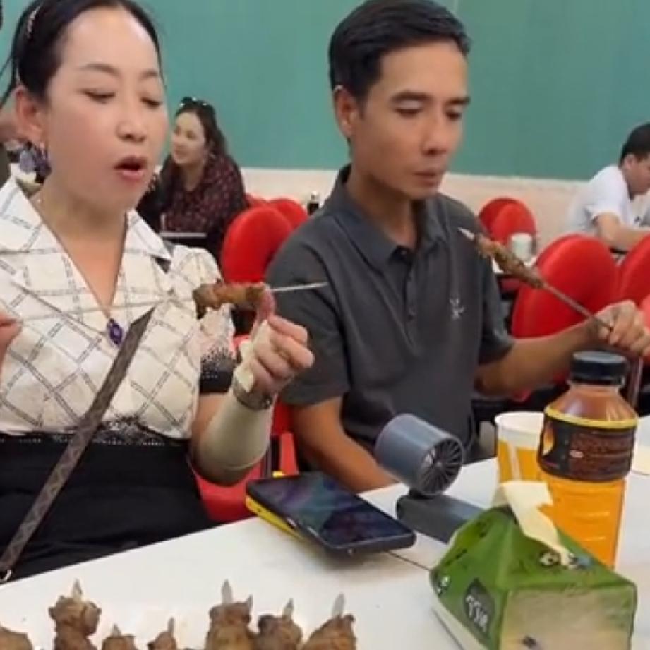 小松和秋秋带着小叔六叔到新疆直播卖货，给六叔介绍的对象霞姐来到现场迎接他们，并且