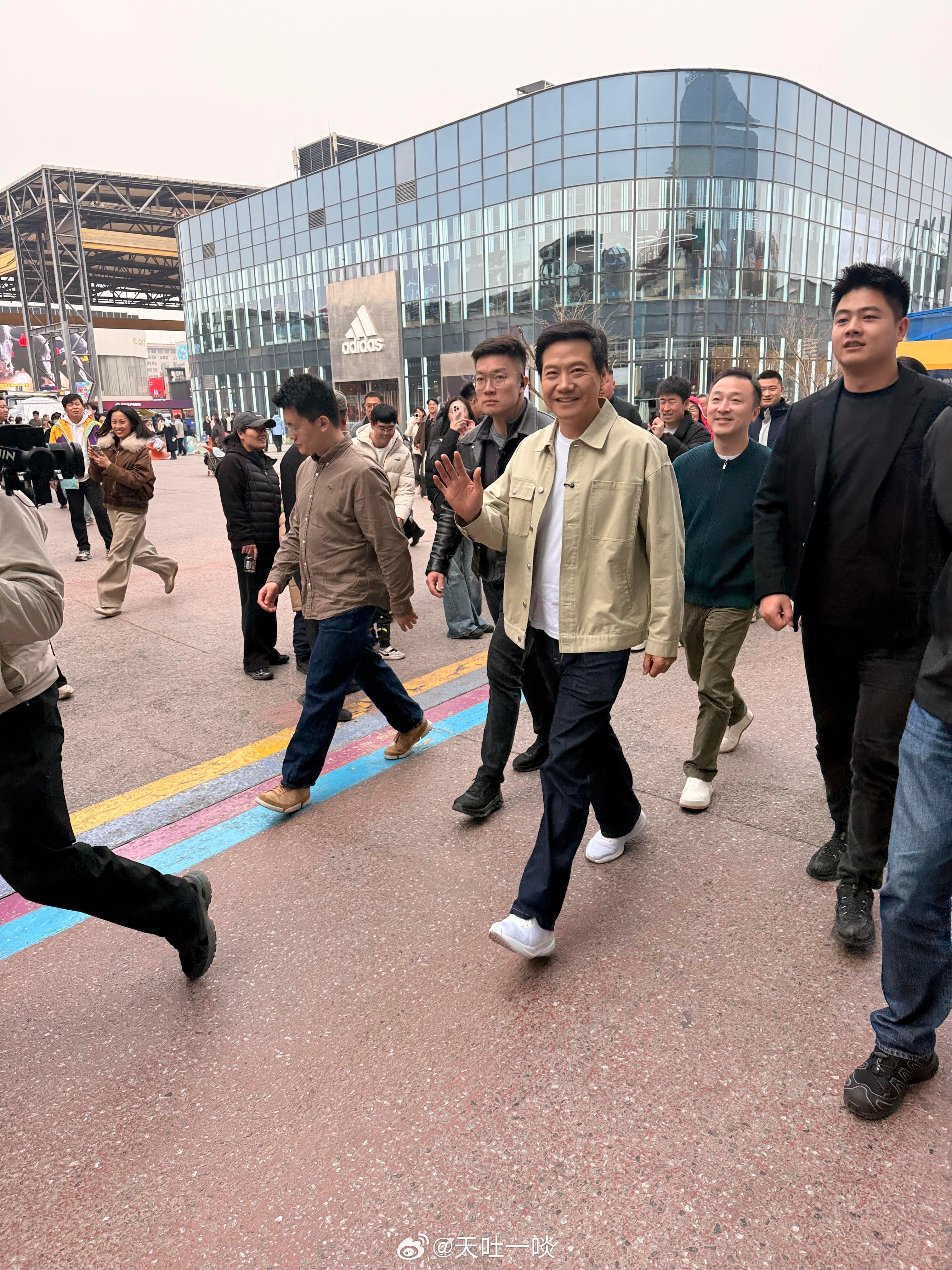 太接地气了。今天雷军现身北京五棵松小米专卖店，现场真的是挤不过来，人太多了。雷军