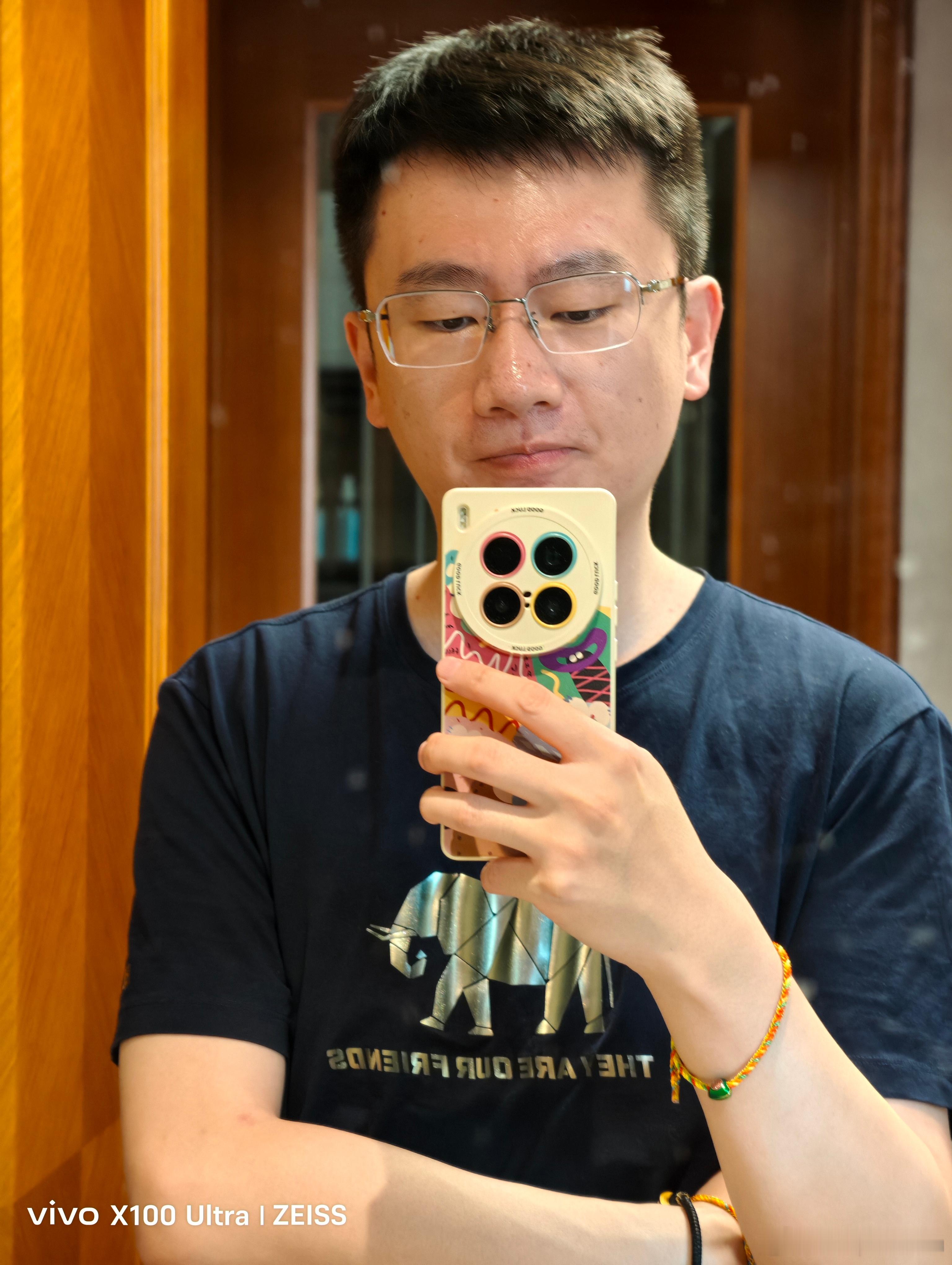 你说，这手机壳是不是有点可爱啊不适合我这种稳重成熟的男生[doge] ​​​