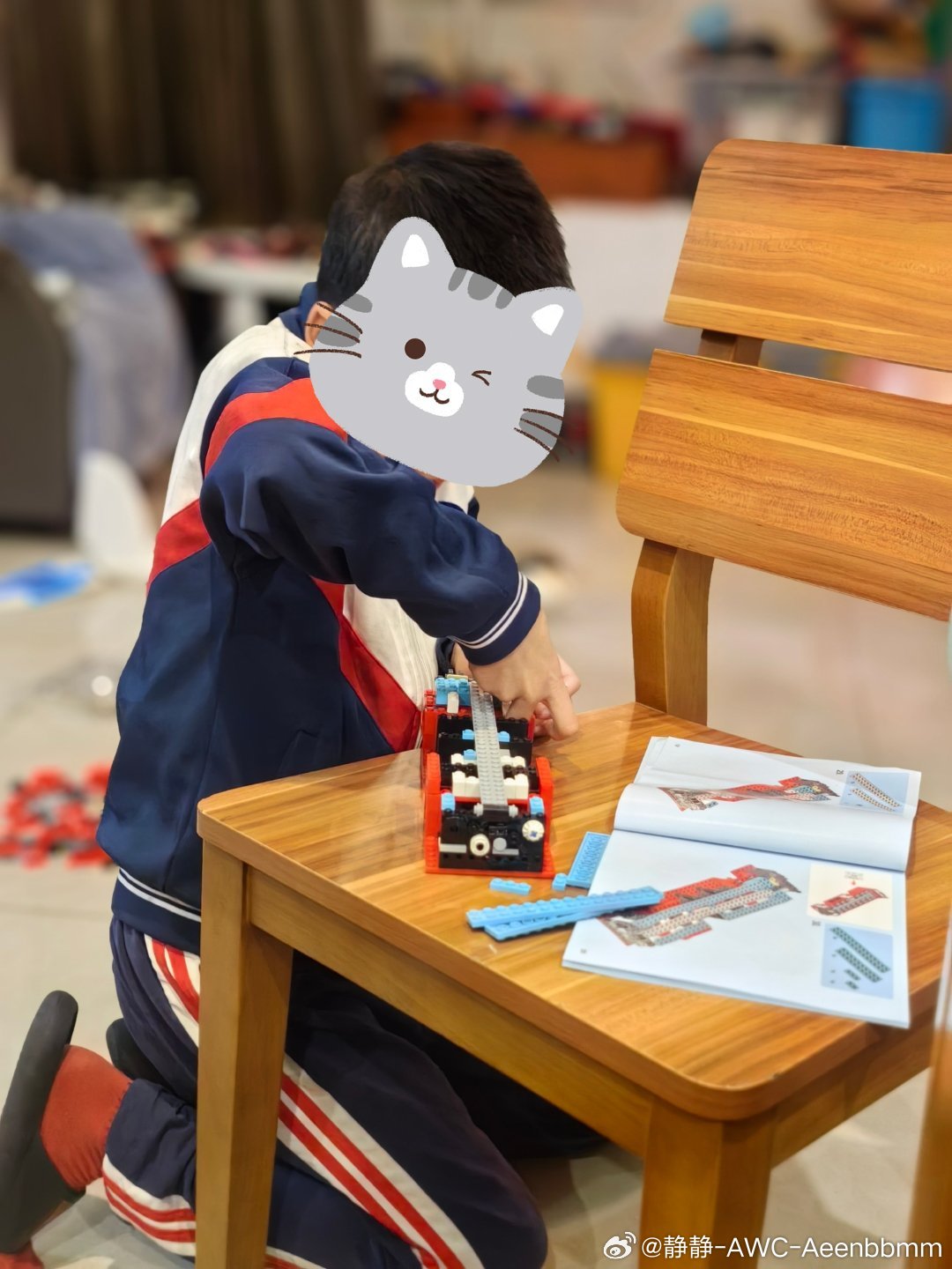 小男生的积木世界只沉醉拼装的快乐拼完随手放快乐全在动手的那刻纯粹又自在～ 