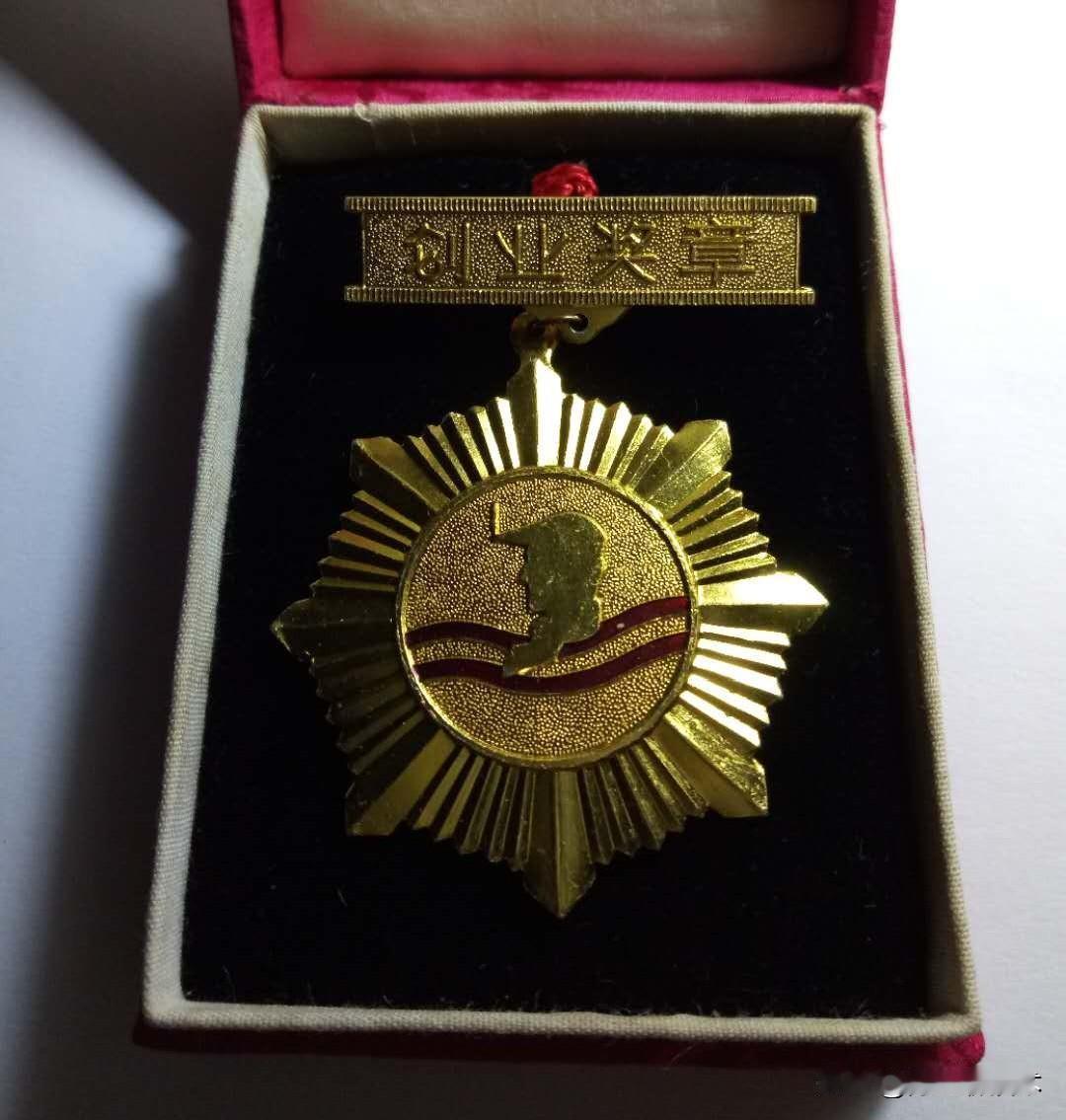 为什么评职称越早越好?在体制内应该是这样，在体制外就无所谓了。
体制内的职称是和