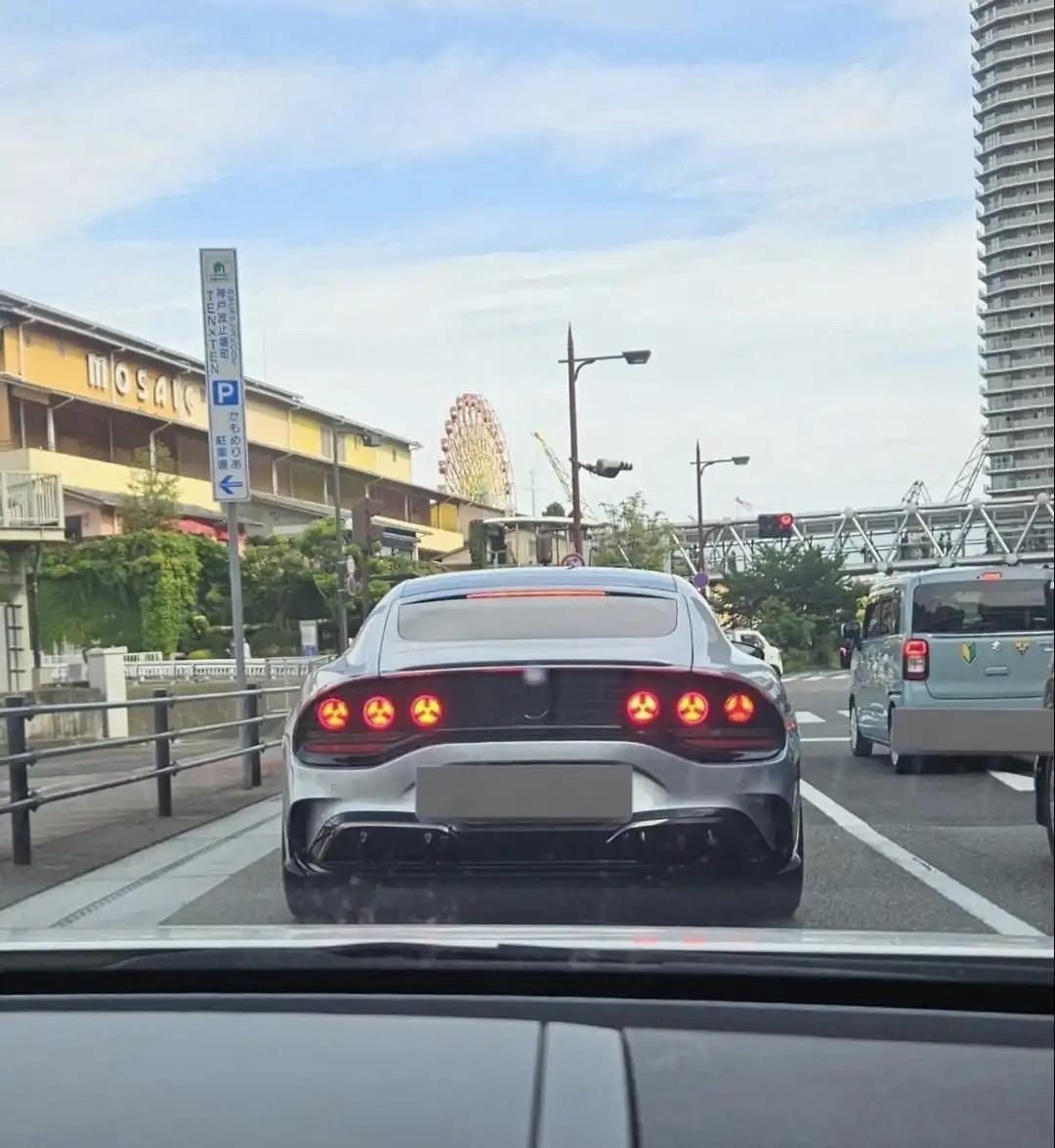 路上偶遇一台纯电奔驰AMG GT 四门，这尾灯大家想到了什么？