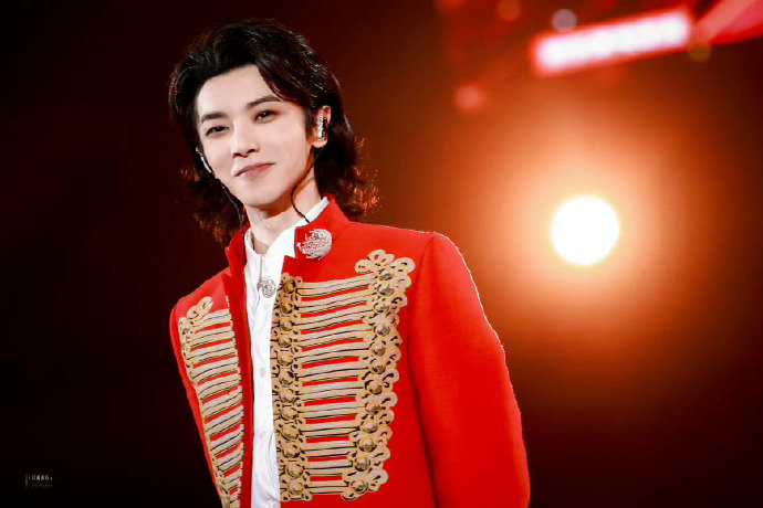 华晨宇声鸣远扬首席评审声鸣远扬被华晨宇的专业素养折服！他能精准指出选手演唱中进拍