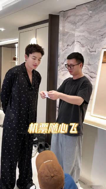 贾乃亮很难不被贾乃亮的温柔打动，端午亲自下厨包粽子陪团队过节，大手笔准备超多福利
