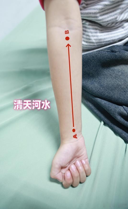 干支纳音与小儿天河水穴位贯通解析一、纳音本源逻辑丙午、丁未，干支全盘属火，火气炽