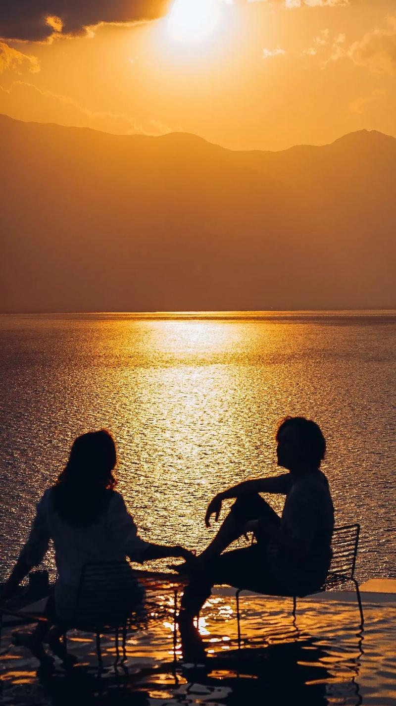 在这个步履匆匆、世事纷扰的世界里，感情始终是一道永不褪色的风景，温柔地铺陈在岁月