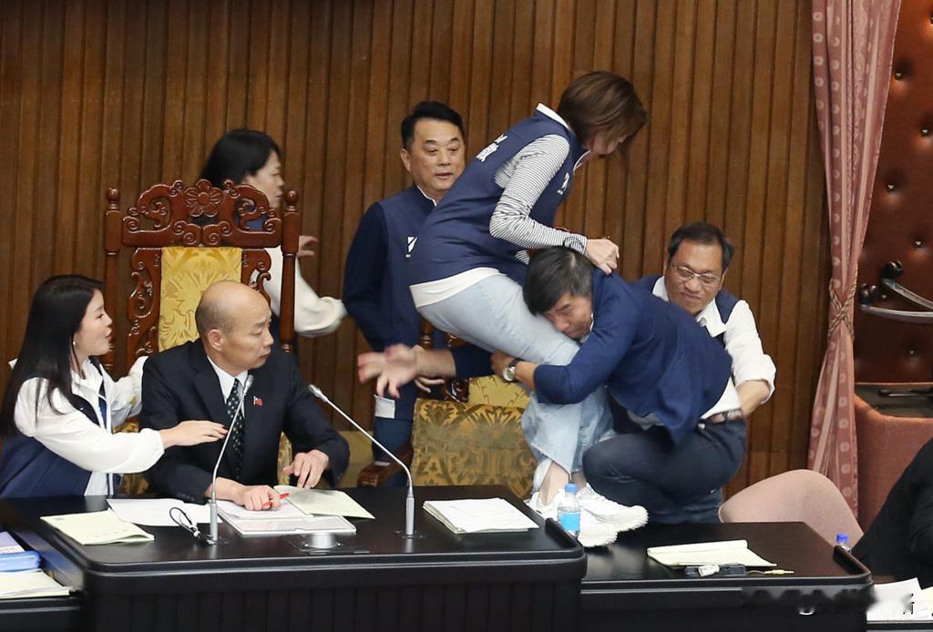 台湾省立法机构爆发肉搏混战，相当激烈。民进党的钟佳滨居然抱摔国民党“立委”陈菁徽
