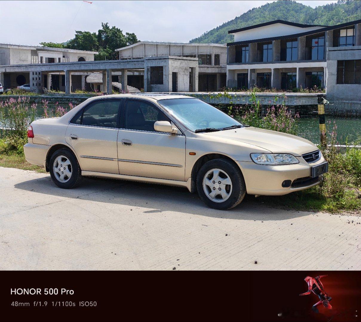 回大汕尾参加节日庆典，满街都是老款日系车，包括这辆保养得非常新的本田雅阁，仔细一