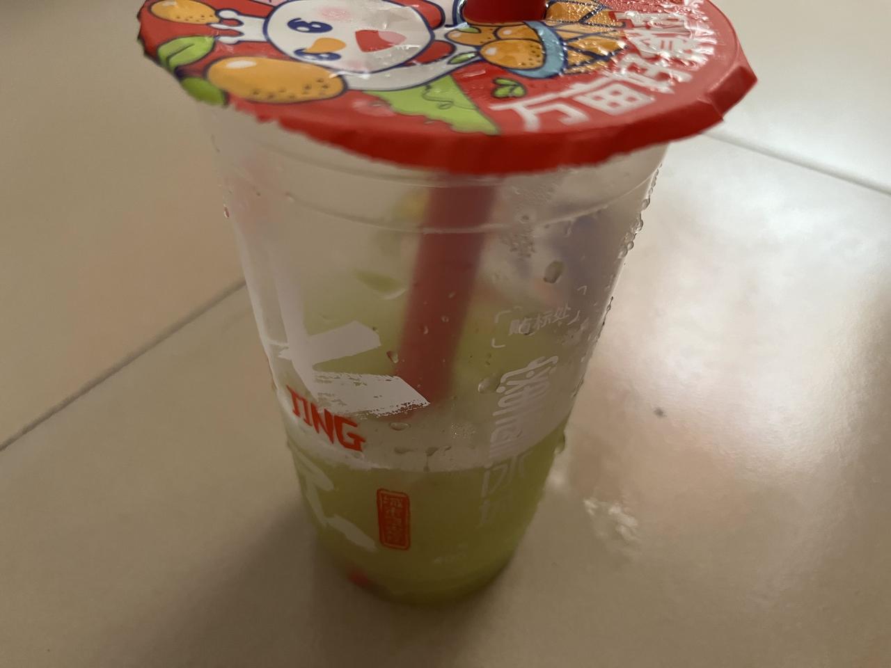 外卖商战硝烟再起！引的一众吃瓜群众笑开颜。

小编今天在某平台点单，平常卖8元一