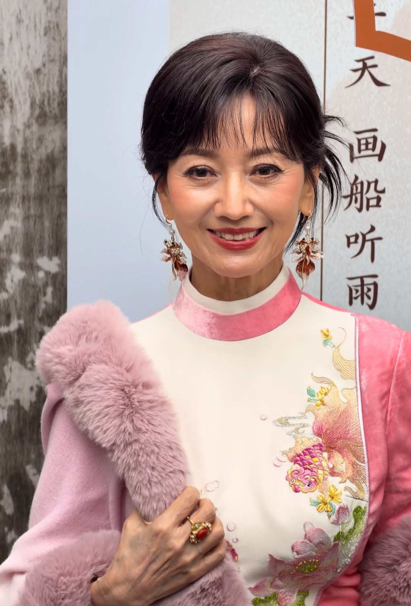 不敢信，她73岁，依然这么有气质，《新白娘子传奇》白素贞扮演者赵雅芝的照片，她还