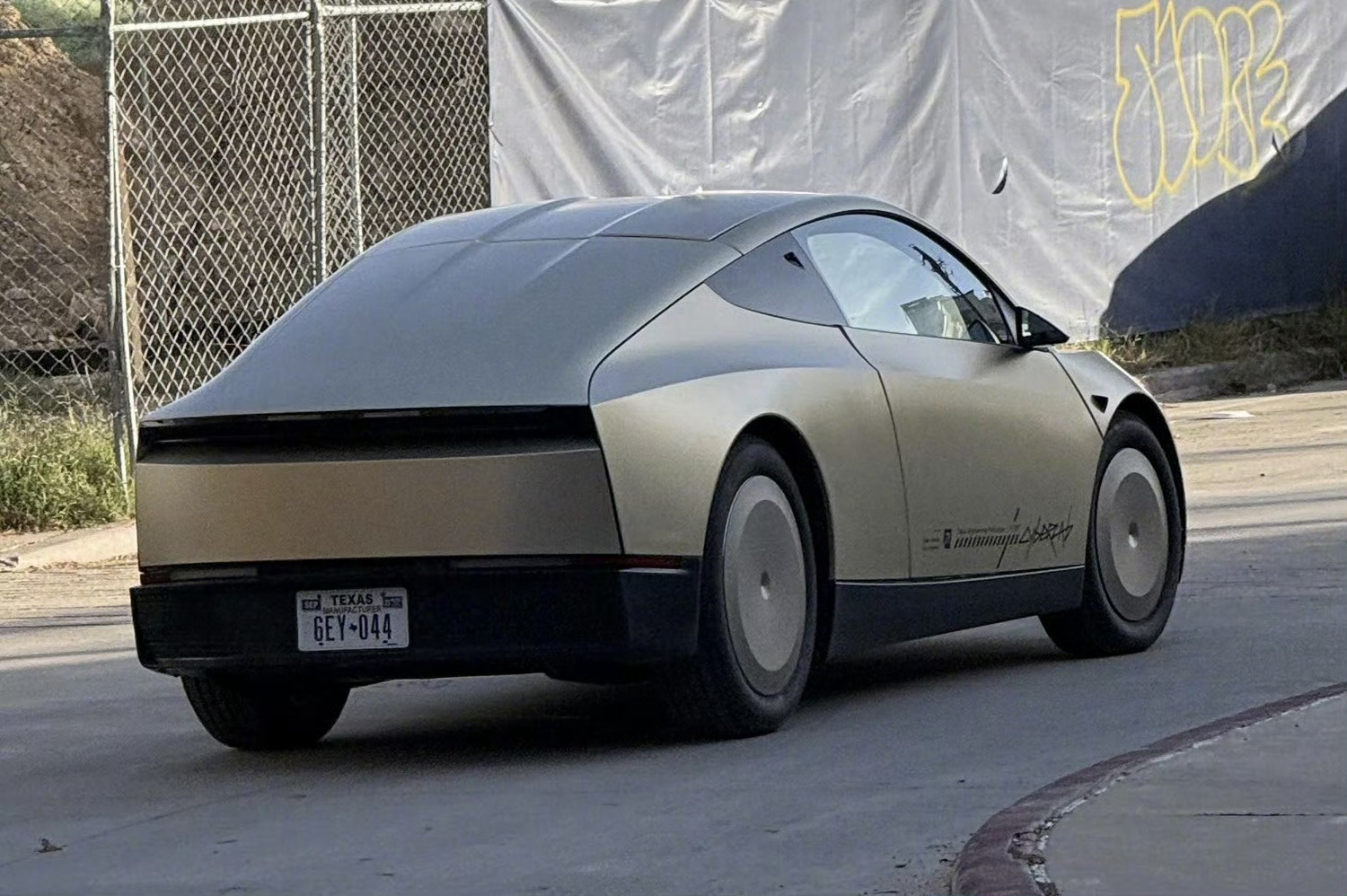 特斯拉Cybercab国外道路测试了没有设计方向盘更没有油门刹车，双鸥翼门双座，