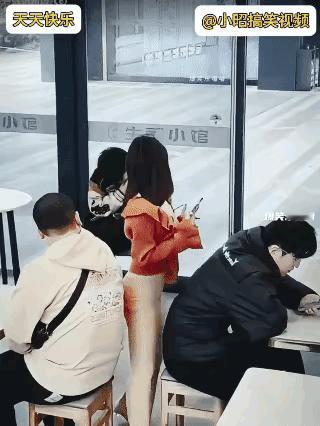 男人的快乐很简单

不分年龄

不分场合

即使女友在旁边挽着胳膊

就算老婆在