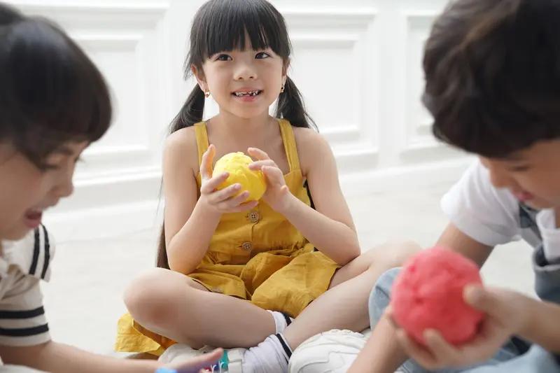 如今的孩子是否比我们小时候更幸福，这还真难有定论。从物质层面来看，当下的物质极为