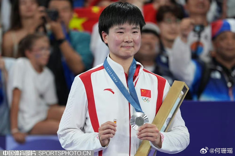 #世界羽联删除何冰娇女单排名##何冰娇已提交退役申请#  8月13日，世界羽联更