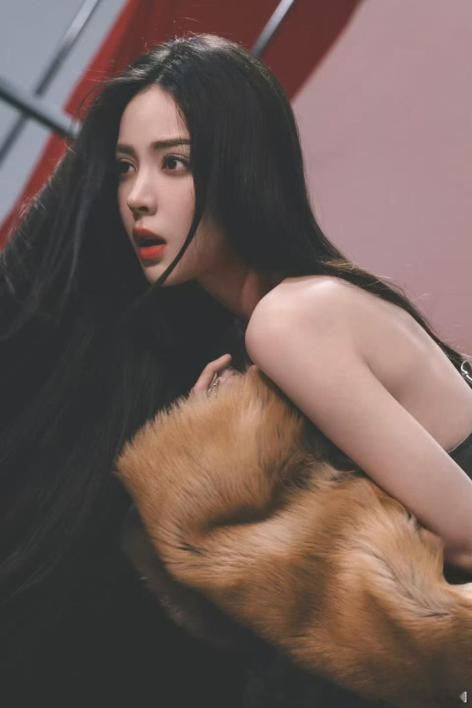 娜扎的新世界芭莎十一月刊封面娜扎时尚芭莎拍的很好看耶，工作室发的花絮照也很美，大