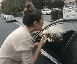 美女的尴尬，难以用语言来表达啊！