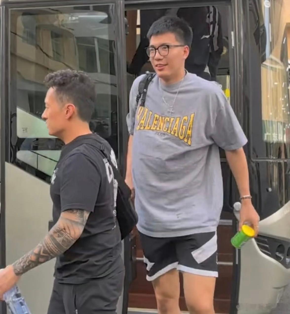 广东宏远男篮众将士今天已顺利回俱乐部，还有两天时间休整备战下一场生死战。主场门票