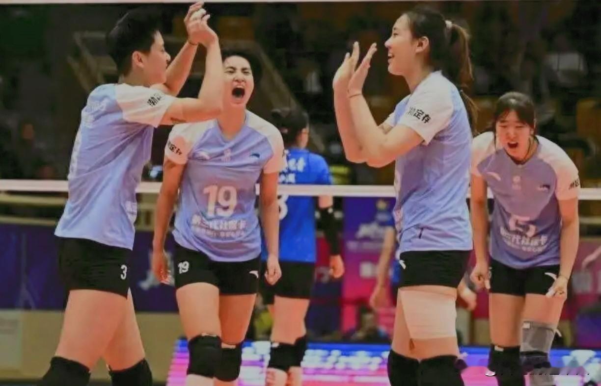 天津女排半决赛首回合3：0横扫江苏女排打了谁的脸？
1、打了江苏女排极端粉丝的脸