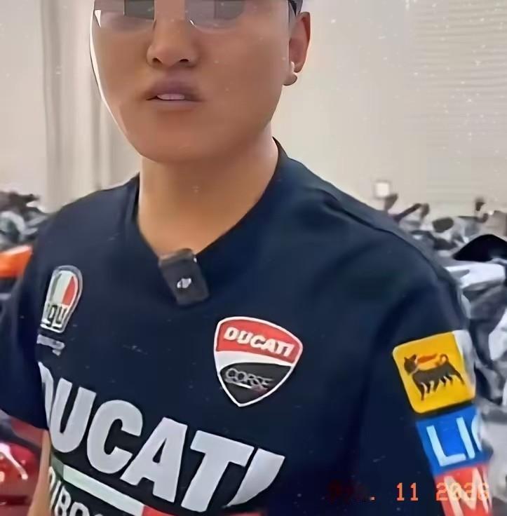 五百公里新车“锈迹斑斑”，

铜垫片变铁锈？

海边铁笼见真章。

这事闹得挺大