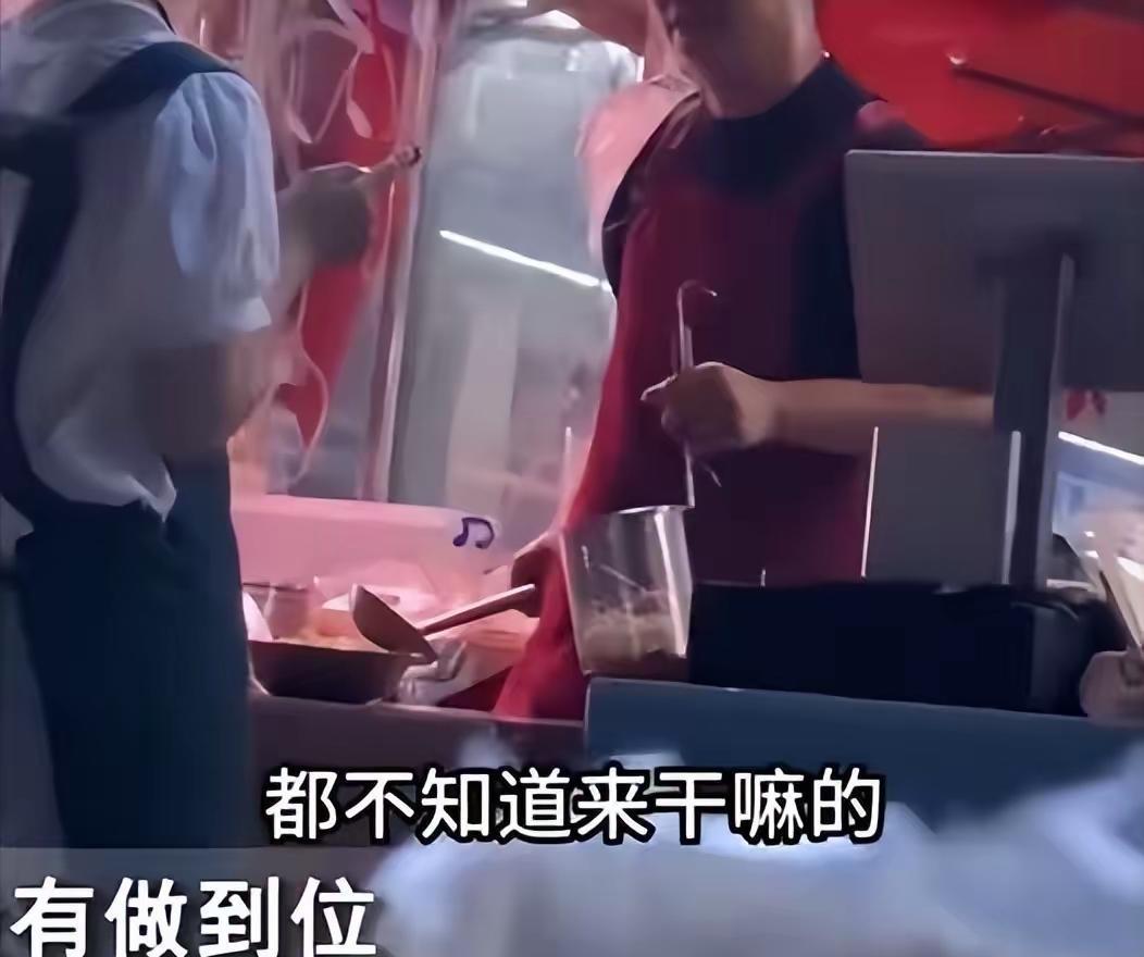 “真是反了天了！”广西柳州，两名00后女孩上班迟到，被老板娘当场训斥：“不想干就