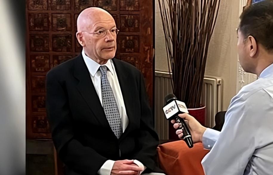英国学者坦言：美国之所以一直针对中国，是因为中国犯了一个大错。一个建国才二三百年