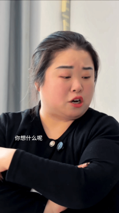 职场人拒做鸡鸭只做牛马职场也有卧底吗爆笑短剧强势出圈，主角施建仁意外接到卧底任务