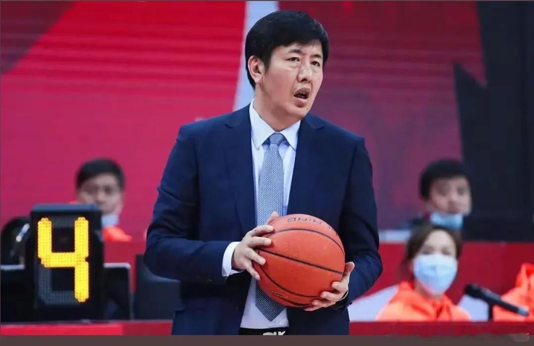 丁团改丁总！浙江男篮在将丁伟从主教练一席上撤下后，将其职位改成“总教练”。回顾一