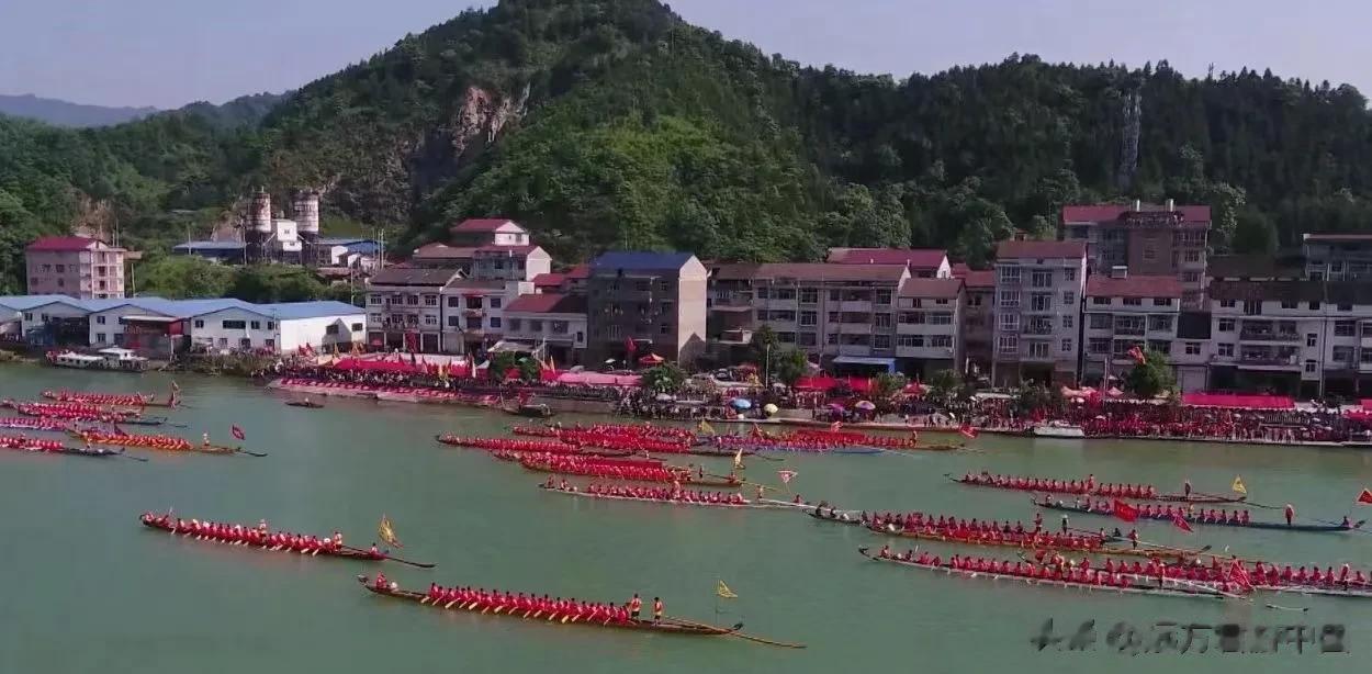 #共话端午# 我的家乡有一个特奇怪的端午习俗，就是过端午节要吃包子。

我看过端
