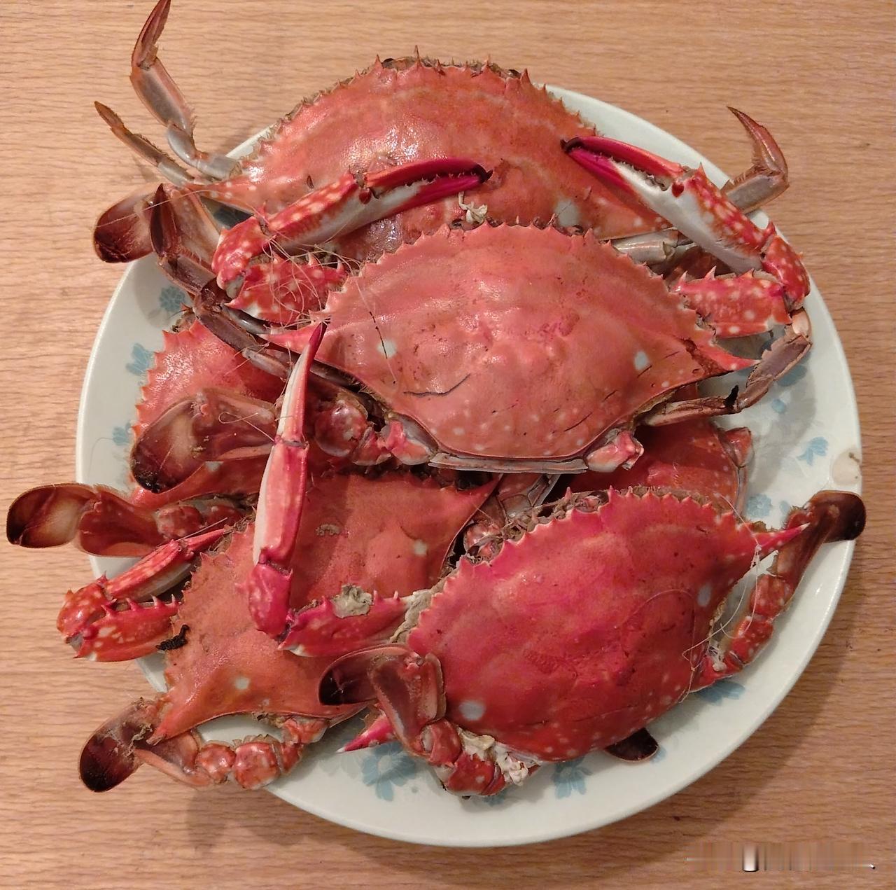 一直维持高价的螃蟹终于落价了，我县北临渤海，由于海水污染，已捕捞不着螃蟹了。
目