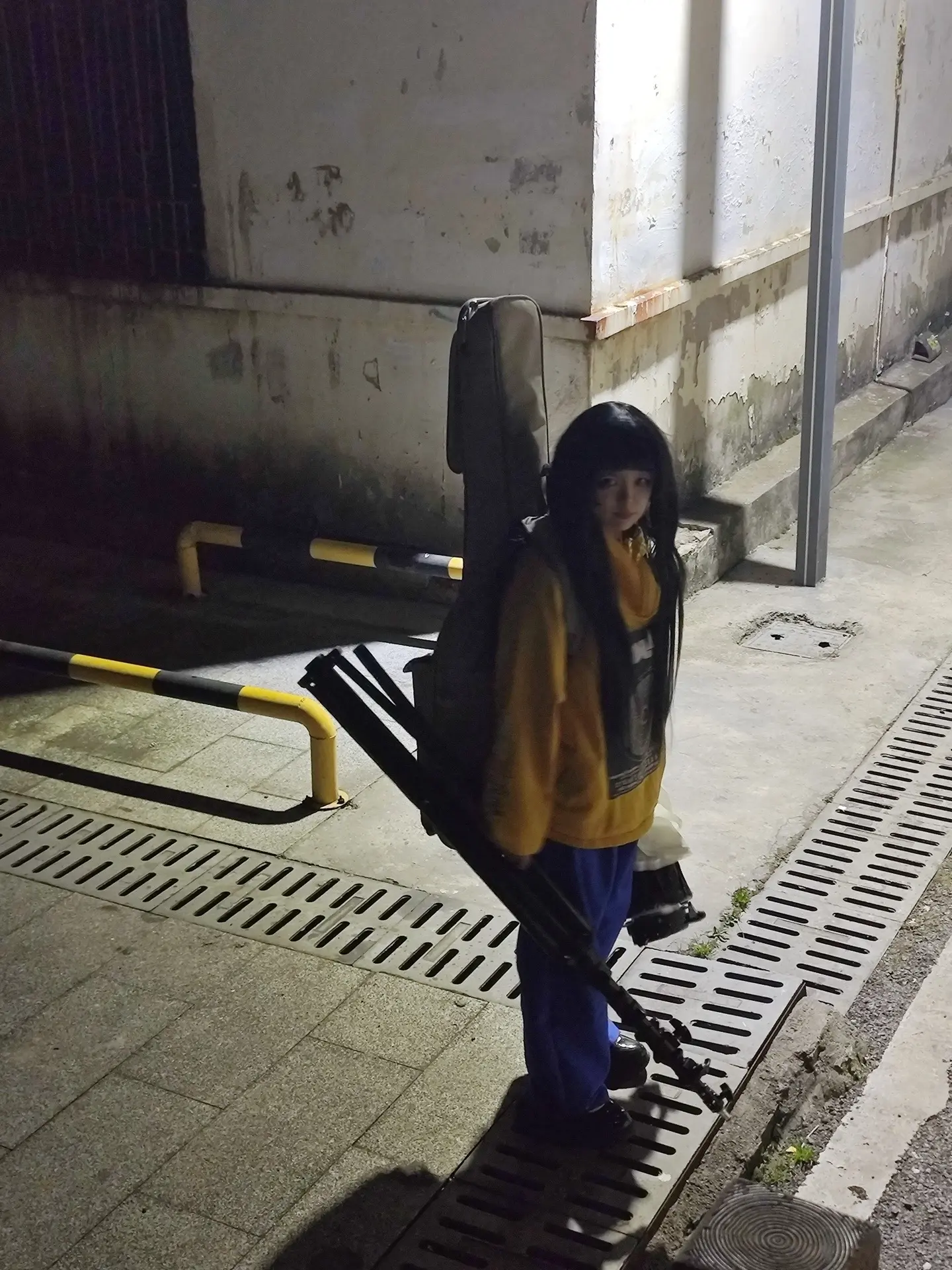 和朋友拍照的时候乖乖后勤兼职尸体的墨鱼。
