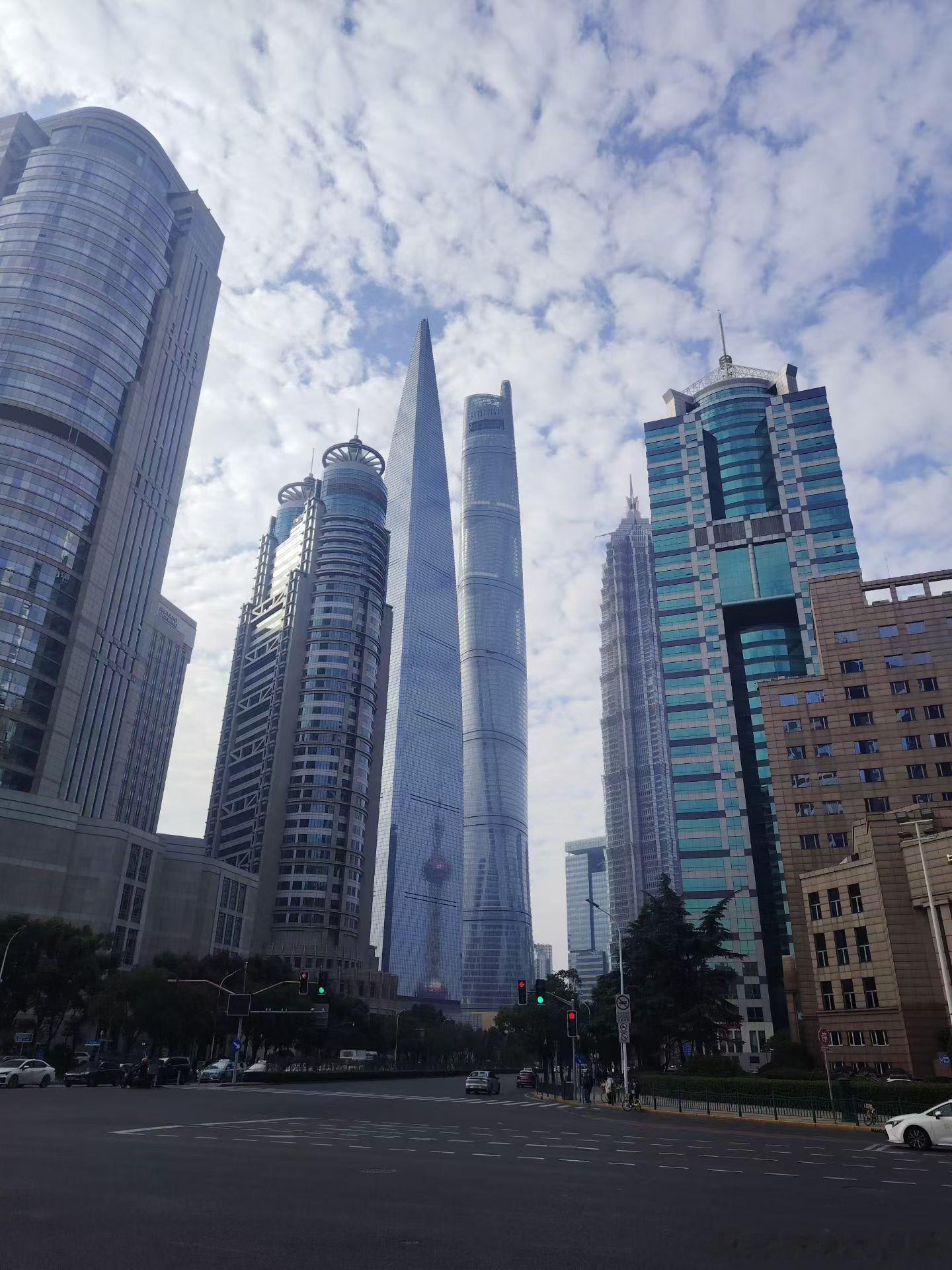 东风日产在上海有两家新能源直营店，一个在地标南京西路，一个在地标陆家嘴。今天来到