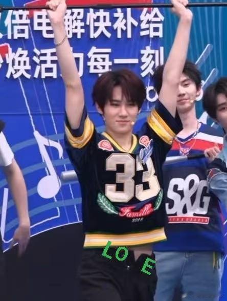 张真源裤子没拉张真源一打开微博天塌了[泪奔]都热搜第一了哈哈哈哈谁做的图，这个时