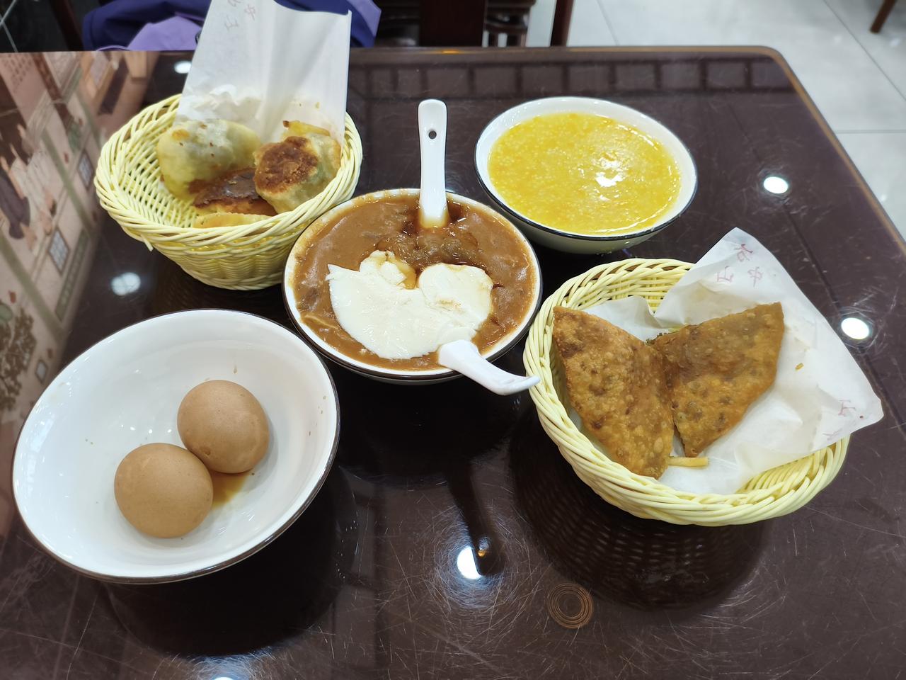 来郑州的第一餐，以失败告终。胡辣汤呛嗓子，不好喝。牛盒饼很香但太咸。水煎包一点包