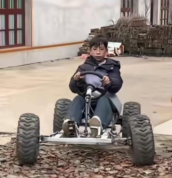 15岁的湖南少年刘开明火了！一辆靠800元压岁钱和二手零件“手搓”的电动车，让他