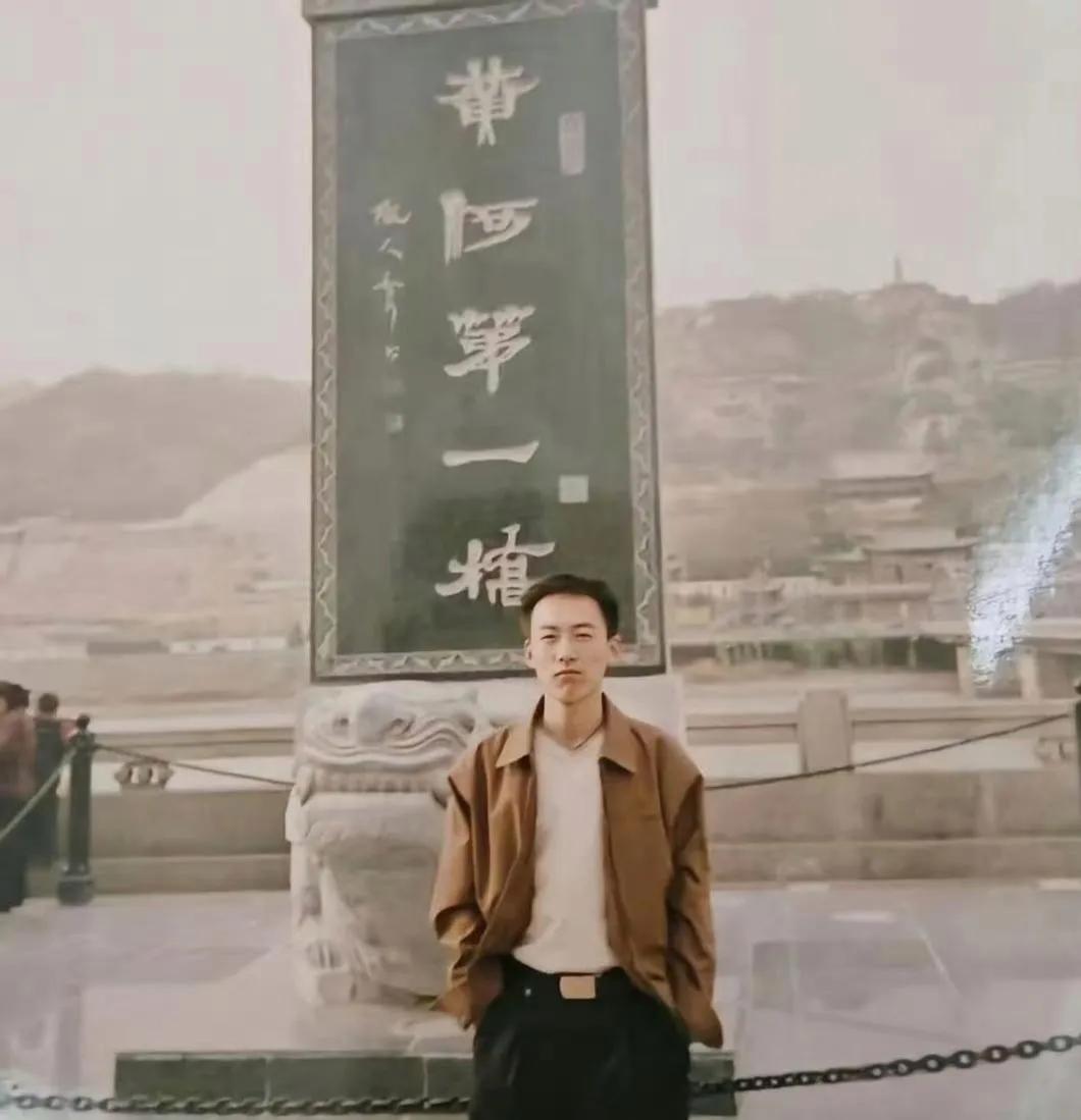 二十载光阴流转，表情从倔强到释然。