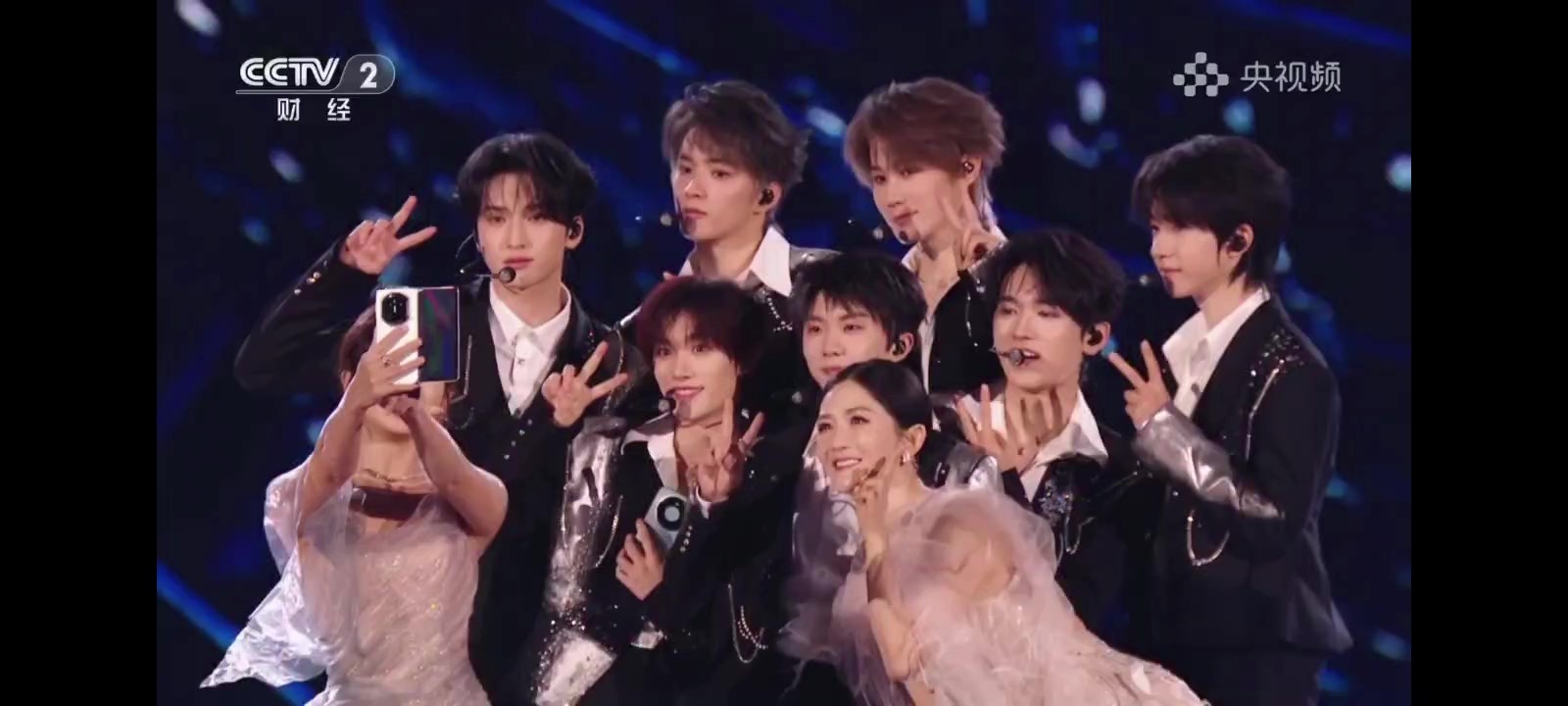 种草时代少年团同款碰一碰鸿蒙星光盛典这个小插曲真的戳到我了！主持人和时代少年团刚