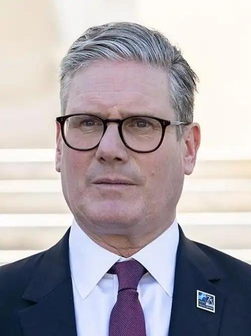 英国政坛最近的闹剧，简直比电视剧还精彩。首相斯塔默现在已经被党内逼到要辞职了，结